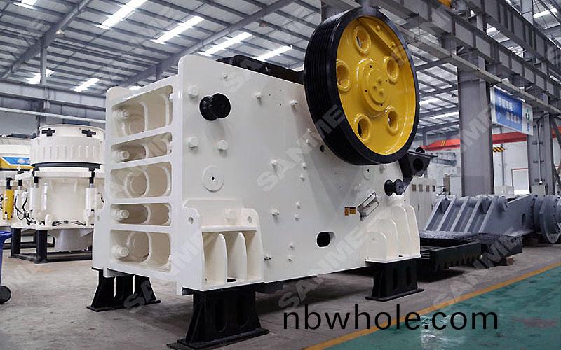 振(zhen)動(dong)顎式(shi)破(po)碎機(ji)