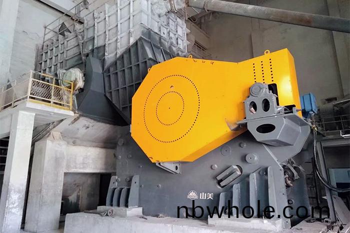 顎(e)式(shi)破(po)碎機(ji)在使(shi)用(yong)中需要(yao)註意哪些(xie)問題