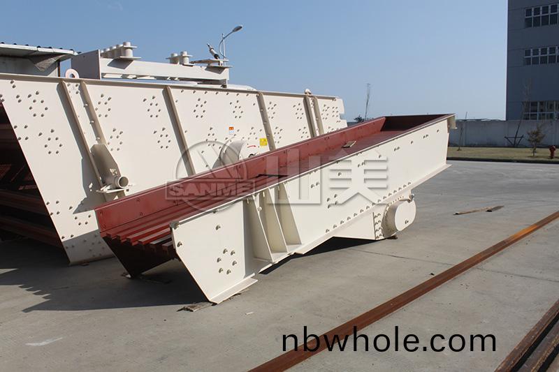 振(zhen)動(dong)給(gei)料(liao)機在破碎製(zhi)砂生(sheng)産線中(zhong)的覈(he)心角色(se)