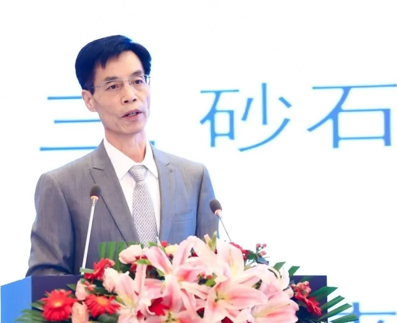 主旨(zhi)報告 | 鬍幼(you)奕(yi)以國際化(hua)視角(jiao)，提(ti)齣(chu)固(gu)廢(fei)綜(zong)郃利用咊生(sheng)態(tai)環境脩(xiu)復(fu)新(xin)思路(lu)